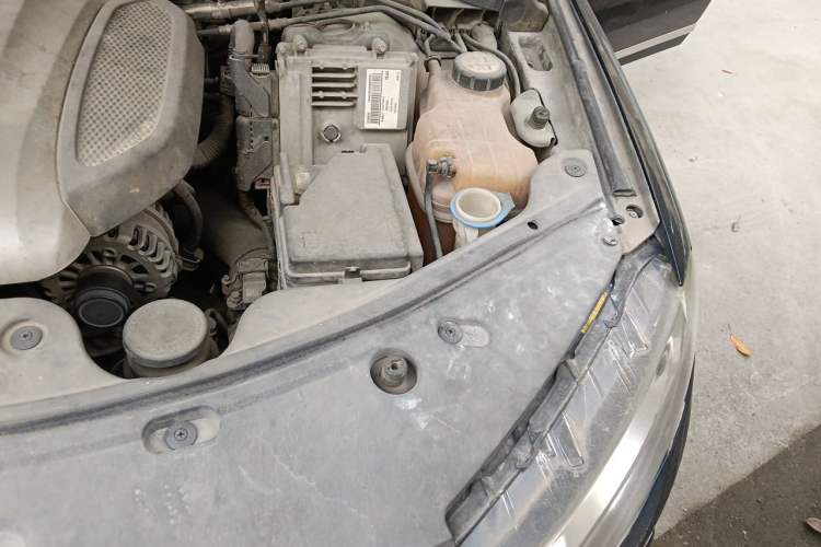 Used Haval H8 2015 2.0T Two-Wheel-Drive Luxury Version Engine Bay Left