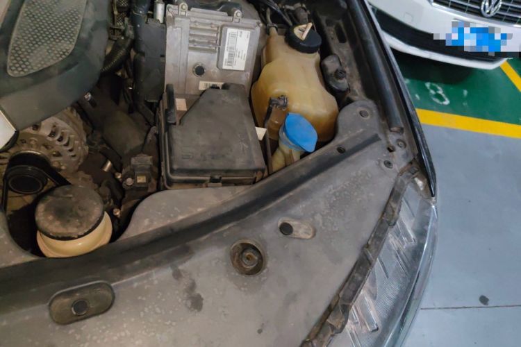 Used Haval H8 2015 2.0T Two-Wheel-Drive Luxury Version Engine Bay Left
