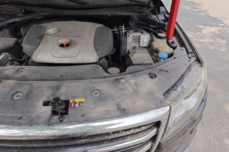 Used Haval H8 2015 2.0T Four-Wheel Drive Luxury Model Engine Bay Left
