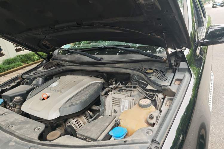 Used Haval H8 2015 2.0T Two-Wheel-Drive Luxury Version Engine Bay Left