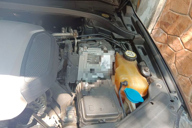 Used Haval H8 2015 2.0T Two-Wheel-Drive Luxury Version Engine Bay Left