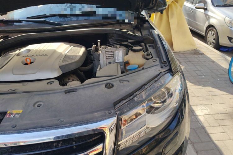 Used Haval H8 2015 2.0T Two-Wheel-Drive Luxury Version Engine Bay Left