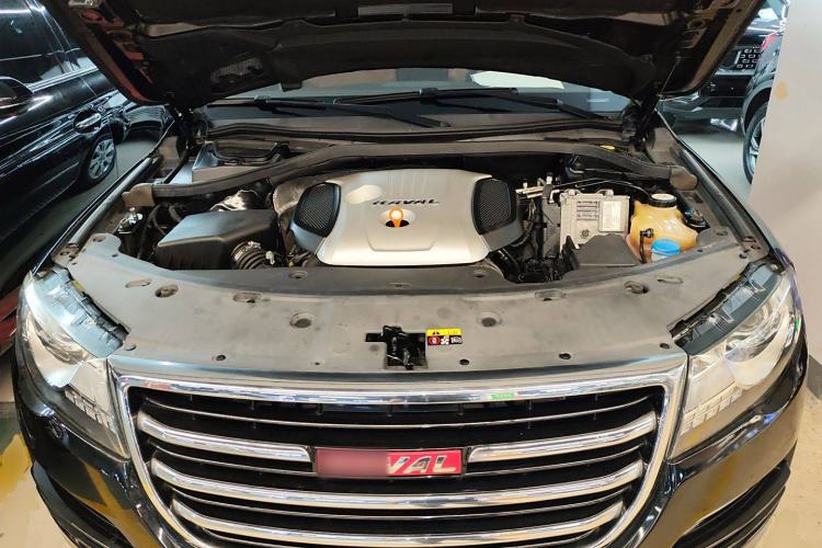 Used Haval H8 2015 2.0T Two-Wheel-Drive Standard Version Engine Bay