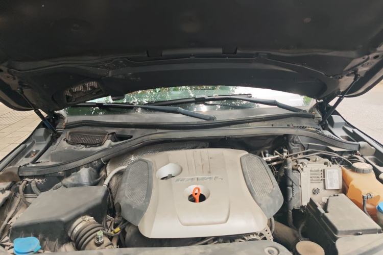 Used Haval H8 2015 2.0T Two-Wheel-Drive Luxury Version Engine Bay
