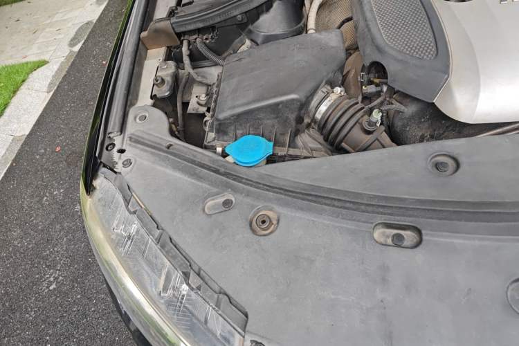 Used Haval H8 2015 2.0T Two-Wheel-Drive Luxury Version Engine Bay Right