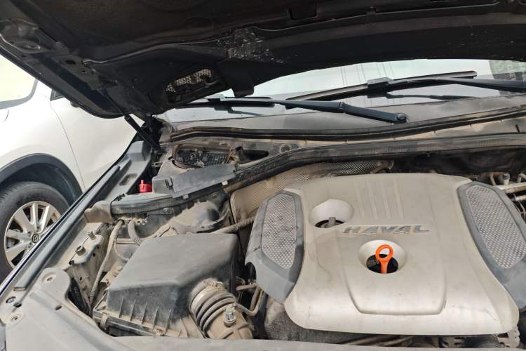 Used Haval H8 2015 2.0T Two-Wheel-Drive Standard Version Engine Bay Right
