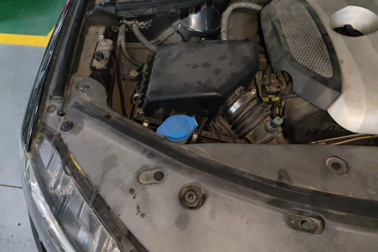 Used Haval H8 2015 2.0T Two-Wheel-Drive Luxury Version Engine Bay Right