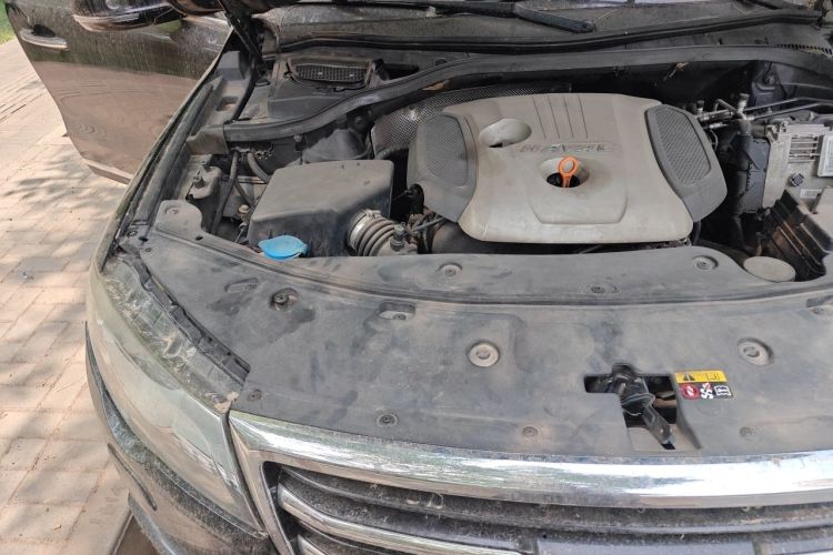 Used Haval H8 2015 2.0T Four-Wheel Drive Luxury Model Engine Bay Right
