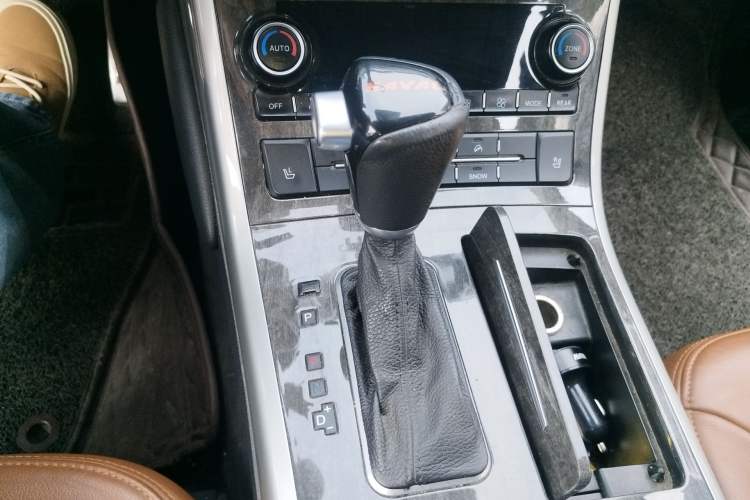 Used Haval H8 2015 2.0T Two-Wheel-Drive Luxury Version Gear Lever