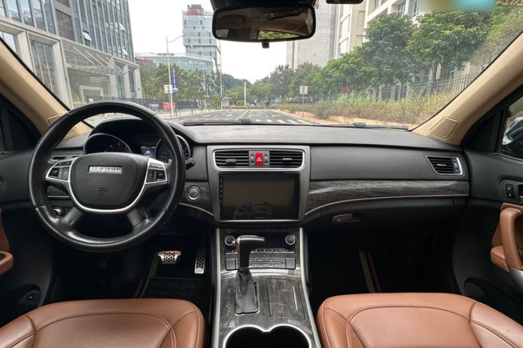 Used Haval H8 2015 2.0T Two-Wheel Drive Comfort Version Interior 1