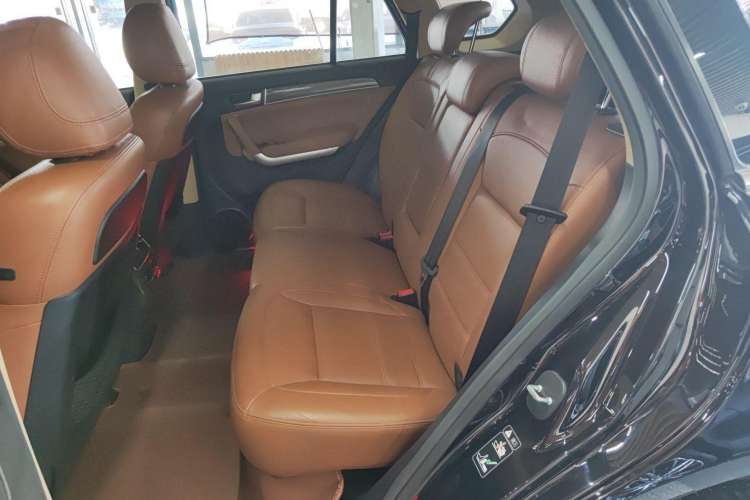 Used Haval H8 2015 2.0T Four-Wheel Drive Luxury Model Interior 1