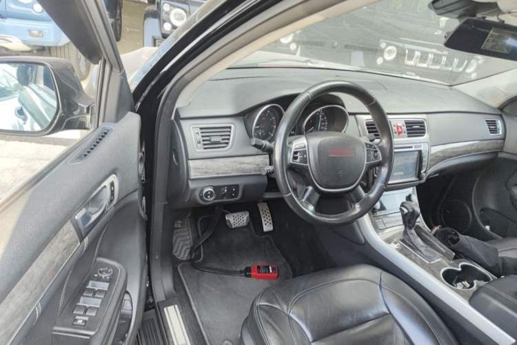 Used Haval H8 2015 2.0T Two-Wheel-Drive Luxury Version Interior 2
