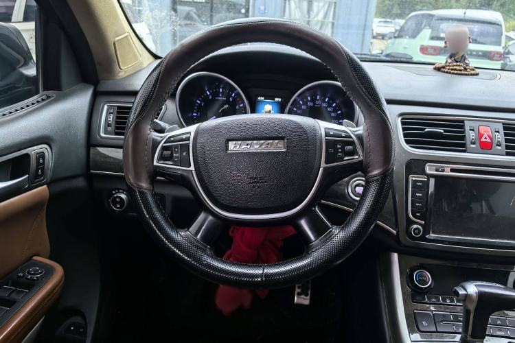 Used Haval H8 2015 2.0T Two-Wheel-Drive Elite Version Interior 2