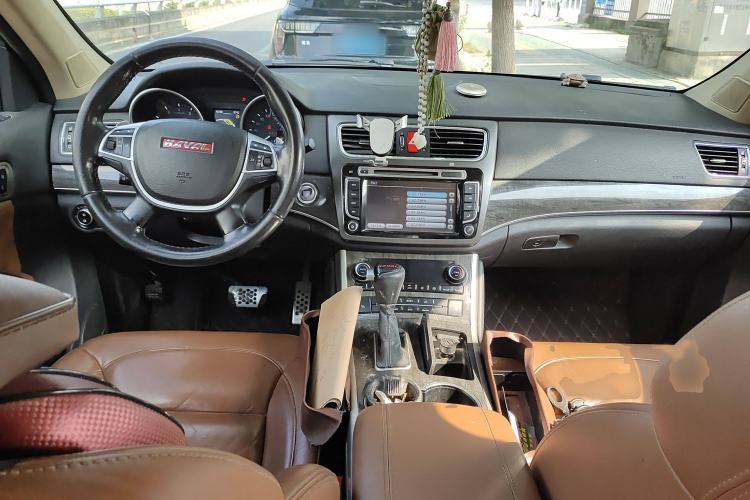Used Haval H8 2015 2.0T Two-Wheel-Drive Luxury Version Interior 2