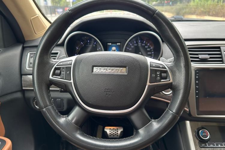 Used Haval H8 2015 2.0T Two-Wheel Drive Comfort Version Interior 2