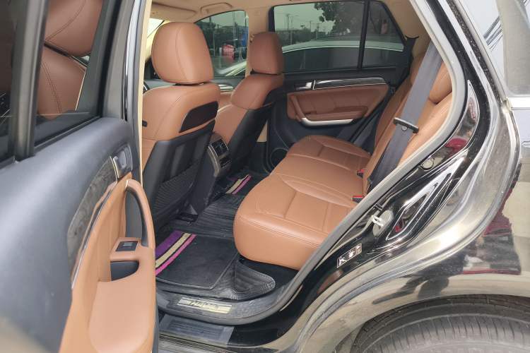 Used Haval H8 2015 2.0T Two-Wheel Drive Comfort Version Interior 2