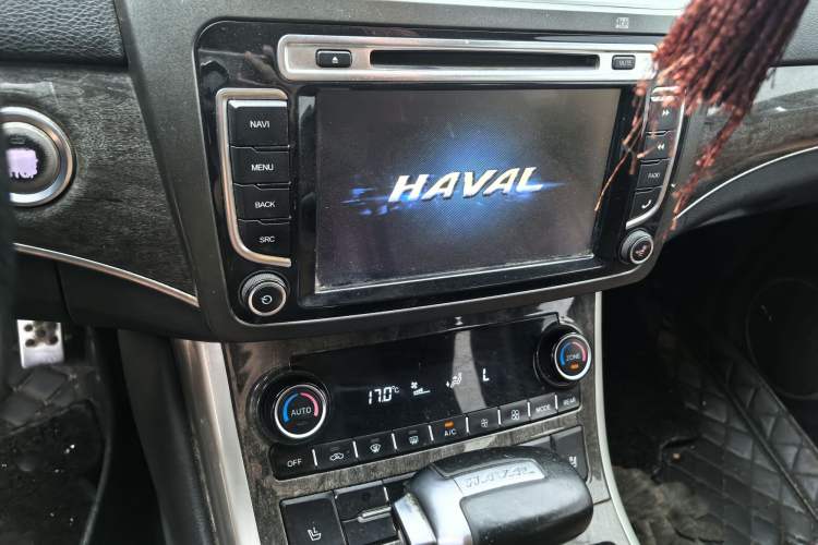 Used Haval H8 2015 2.0T Two-Wheel-Drive Elite Version Interior 3