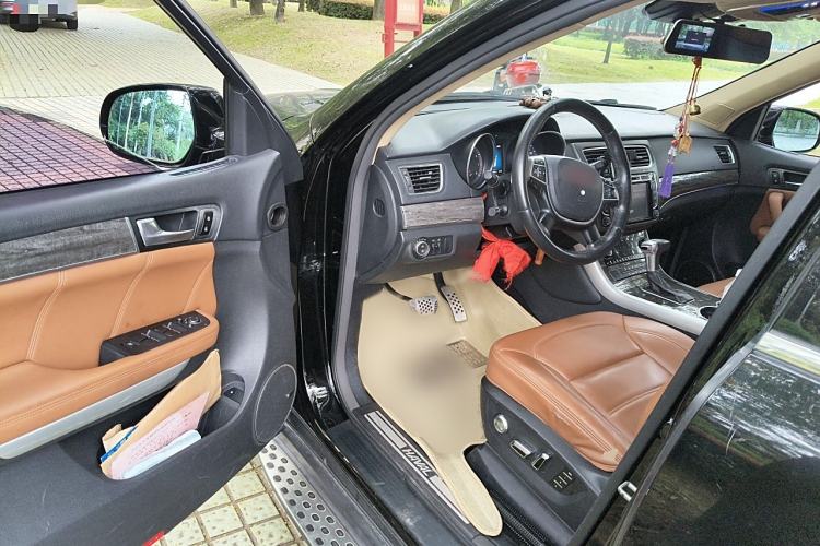 Used Haval H8 2015 2.0T Two-Wheel Drive Comfort Version Interior 3
