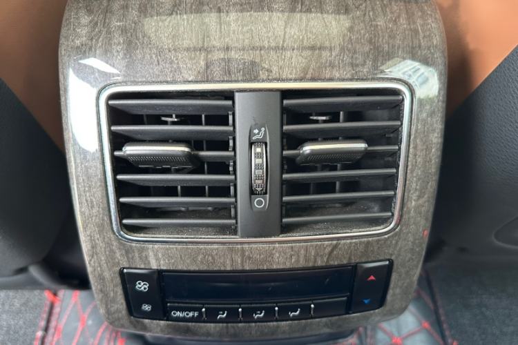 Used Haval H8 2015 2.0T Two-Wheel Drive Comfort Version Interior 3