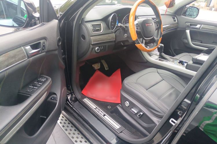 Used Haval H8 2015 2.0T Two-Wheel-Drive Standard Version Interior 3