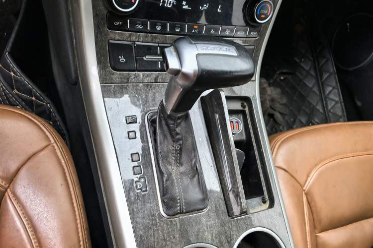 Used Haval H8 2015 2.0T Two-Wheel-Drive Elite Version Interior 4