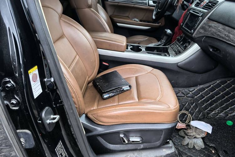 Used Haval H8 2015 2.0T Two-Wheel-Drive Elite Version Interior 7