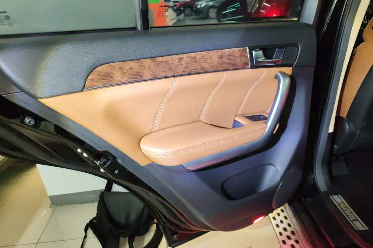 Used Haval H8 2015 2.0T Two-Wheel-Drive Standard Version Left Rear Door Interior