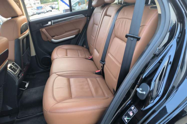 Used Haval H8 2015 2.0T Two-Wheel-Drive Luxury Version Left Rear Seat