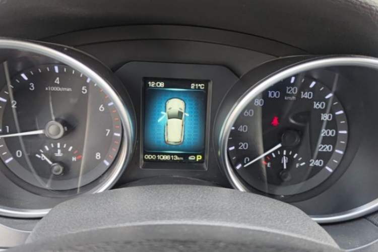 Used Haval H8 2015 2.0T Two-Wheel-Drive Luxury Version Odometer Close Up
