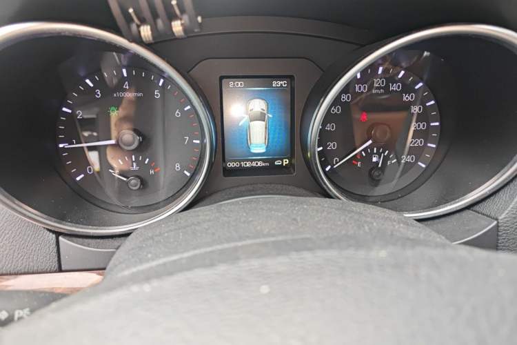 Used Haval H8 2015 2.0T Two-Wheel-Drive Luxury Version Odometer Close Up