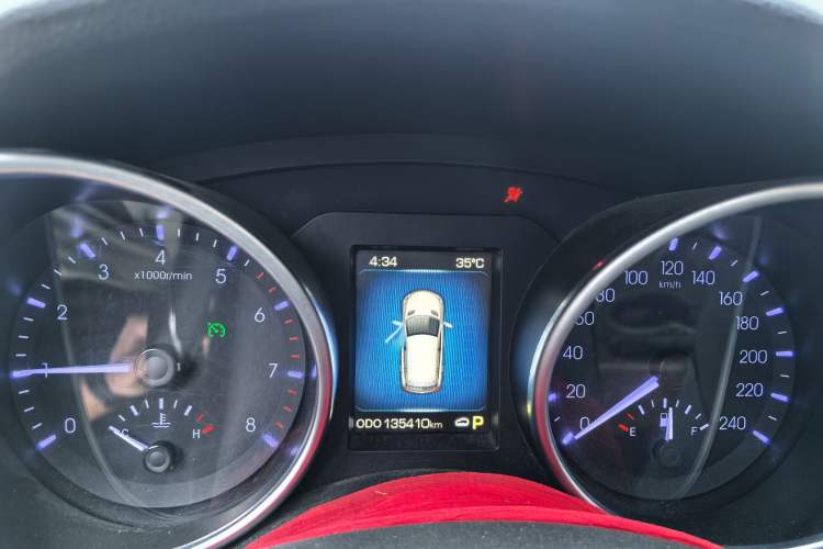 Used Haval H8 2015 2.0T Two-Wheel-Drive Elite Version Odometer Close Up