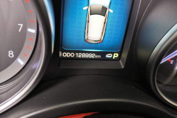 Used Haval H8 2015 2.0T Two-Wheel Drive Comfort Version Odometer Close Up