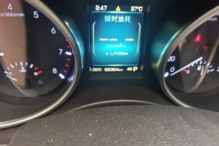 Used Haval H8 2015 2.0T Two-Wheel-Drive Standard Version Odometer Close Up