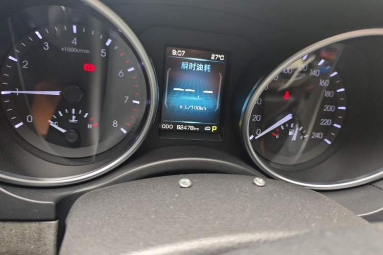 Used Haval H8 2015 2.0T Two-Wheel-Drive Standard Version Odometer Close Up