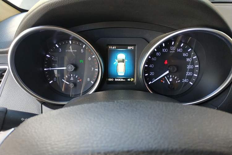 Used Haval H8 2015 2.0T Two-Wheel Drive Comfort Version Odometer Close Up