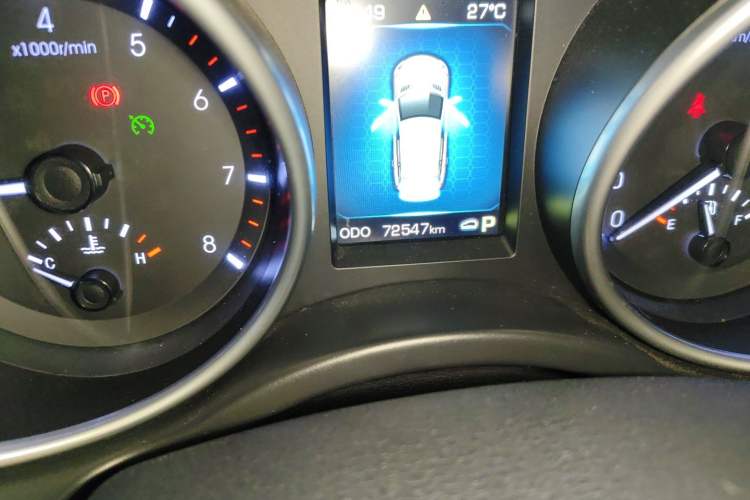 Used Haval H8 2015 2.0T Two-Wheel-Drive Luxury Version Odometer Close Up