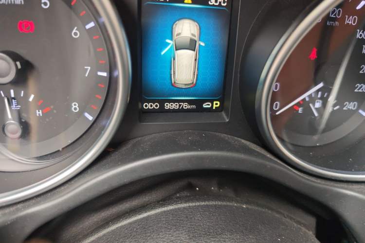 Used Haval H8 2015 2.0T Two-Wheel-Drive Luxury Version Odometer Close Up