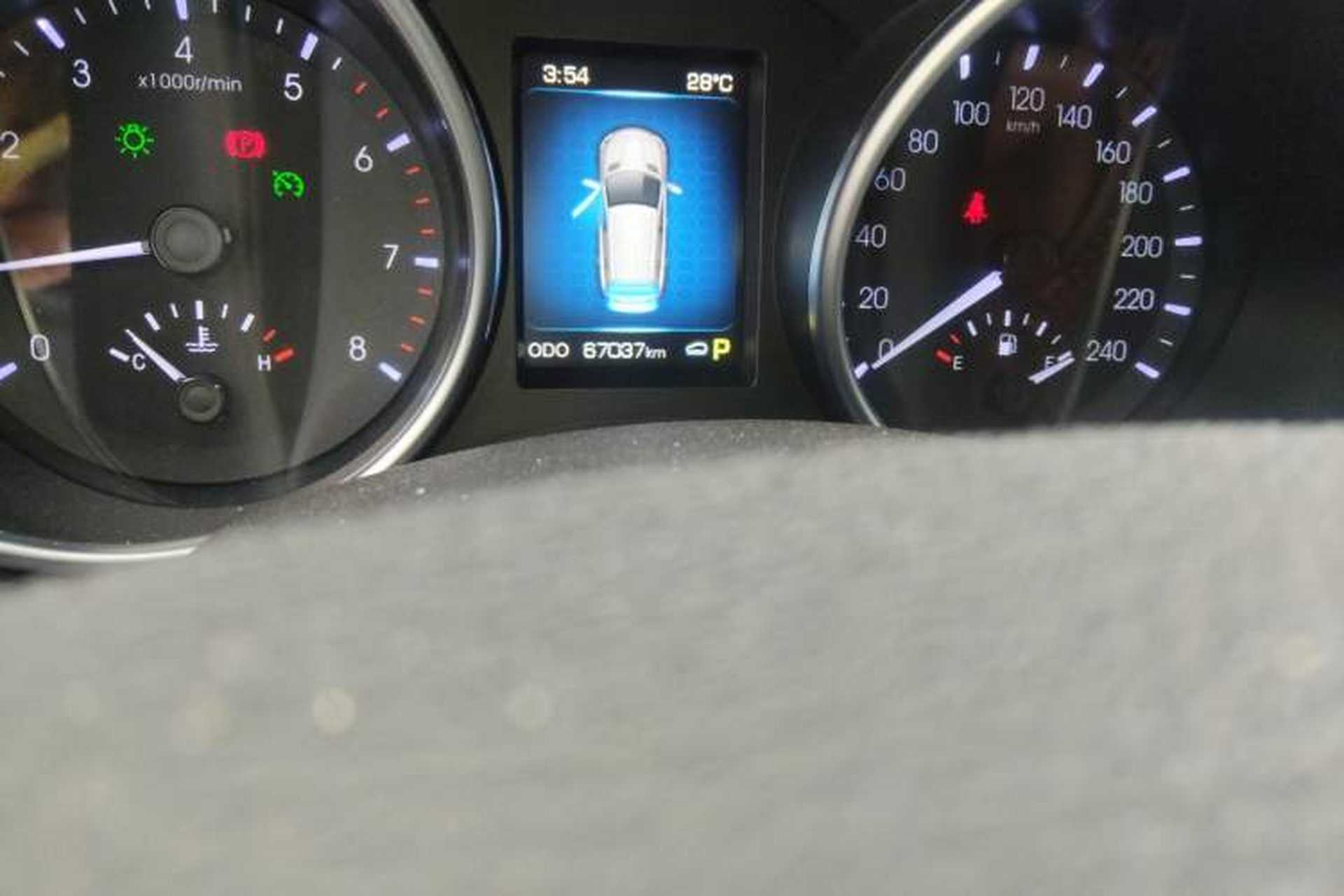 Used Haval H8 2015 2.0T Two-Wheel Drive Comfort Version Odometer Close Up