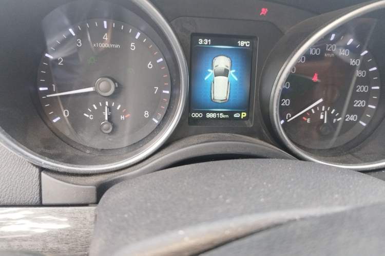 Used Haval H8 2015 2.0T Two-Wheel-Drive Luxury Version Odometer Close Up