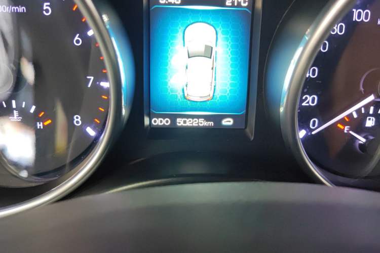 Used Haval H8 2015 2.0T Four-Wheel Drive Luxury Model Odometer Close Up