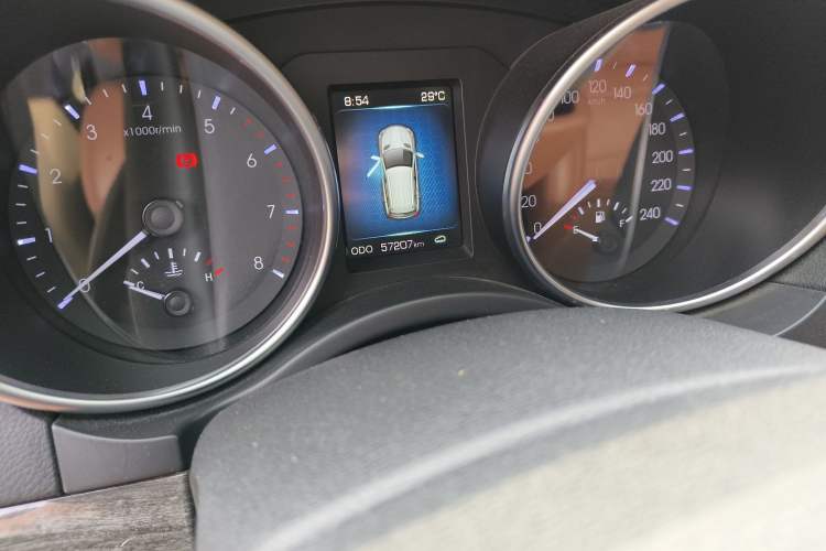 Used Haval H8 2015 2.0T Two-Wheel Drive Comfort Version Odometer Close Up