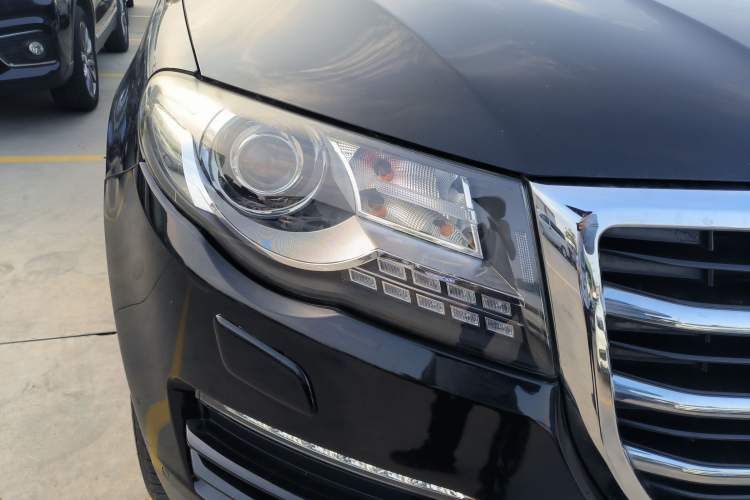 Used Haval H8 2015 2.0T Two-Wheel-Drive Luxury Version Right Front Headlight