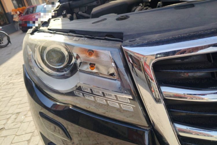 Used Haval H8 2015 2.0T Two-Wheel-Drive Luxury Version Right Front Headlight