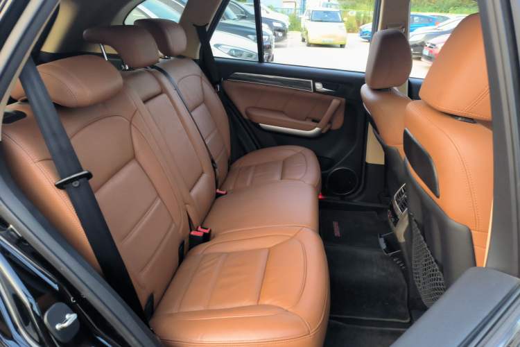 Used Haval H8 2015 2.0T Two-Wheel-Drive Luxury Version Right Rear Seat
