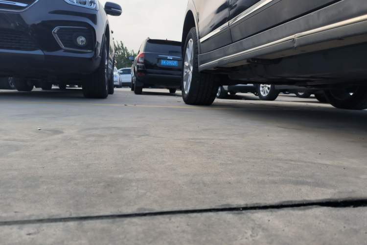 Used Haval H8 2015 2.0T Two-Wheel-Drive Luxury Version Right Side Sill