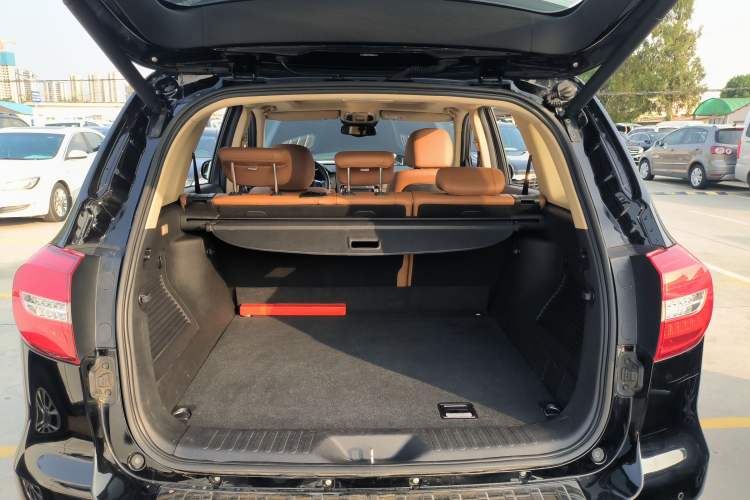 Used Haval H8 2015 2.0T Two-Wheel-Drive Luxury Version Trunk
