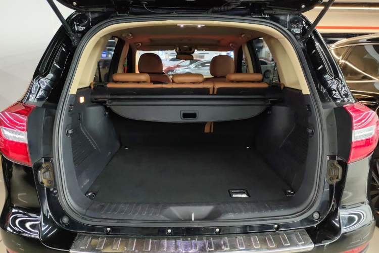 Used Haval H8 2015 2.0T Two-Wheel-Drive Standard Version Trunk
