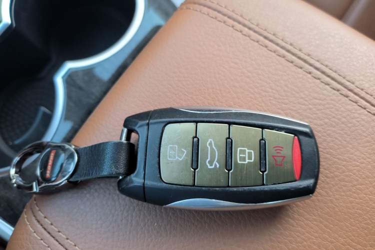 Used Haval H8 2015 2.0T Two-Wheel-Drive Luxury Version Vehicle Key