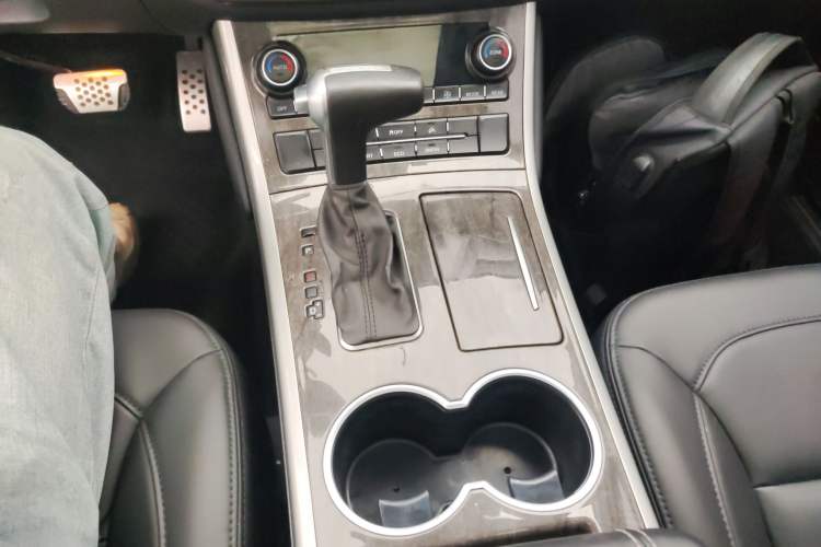 Used Haval H8 2015 2.0T Two-Wheel Drive Comfort Version Gear Lever