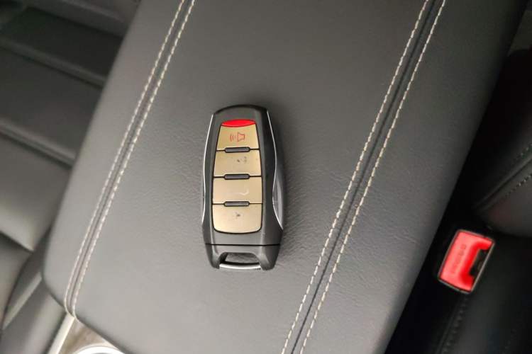 Used Haval H8 2015 2.0T Two-Wheel Drive Comfort Version Interior 1